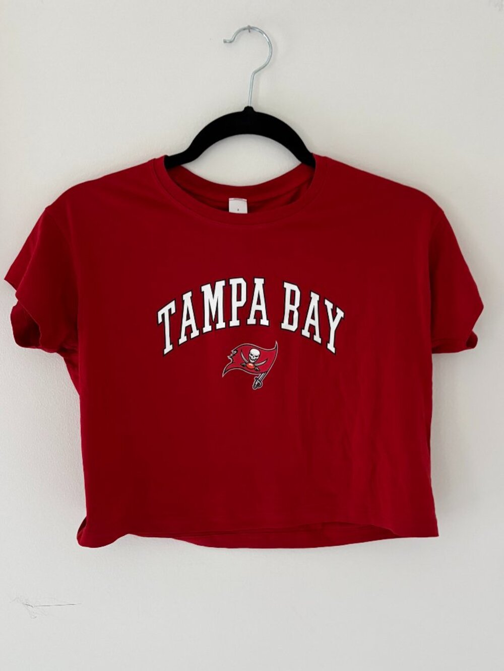 NWOT - Women's Tampa Bay Buccaneers lululemon Red Cropped T-Shirt - Size 2